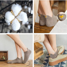 Laden Sie das Bild in den Galerie-Viewer, 10 Pairs Women's Golden Fox Embroidered Cotton Ankle Socks