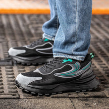 Laden Sie das Bild in den Galerie-Viewer, steel toe sneakers womens