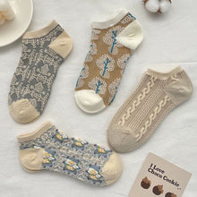 Laden Sie das Bild in den Galerie-Viewer, 8 Pairs Women's Floral Socks Ankle Socks