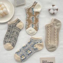 Laden Sie das Bild in den Galerie-Viewer, 8 Pairs Women's Floral Socks Ankle Socks