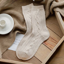 Carica l'immagine nel visualizzatore Galleria, Winter Wool Socks Women Athletic Socks Cozy Knit Wool Crew Socks