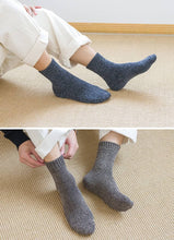 Cargar imagen en el visor de la Galería, 5 Pairs Wool Socks Mens Warm Winter Socks Wool Hiking Socks
