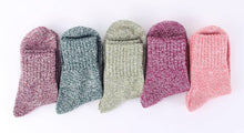 Laden Sie das Bild in den Galerie-Viewer, wool socks hosiery, 
