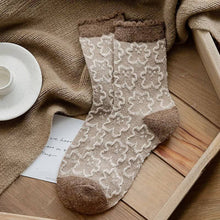 Laden Sie das Bild in den Galerie-Viewer, Winter Wool Socks Women Athletic Socks Cozy Knit Wool Crew Socks
